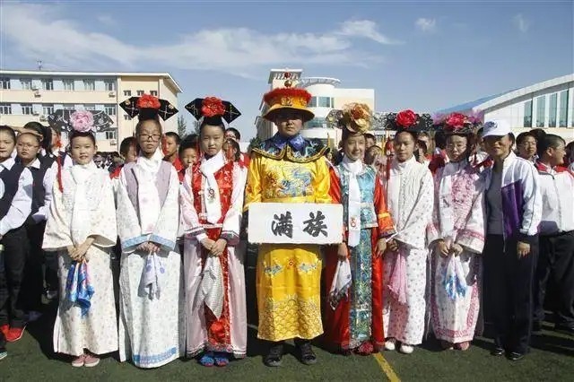 辽宁省有一个奇特的村子全是满清皇族后裔仍然保留着当年习惯