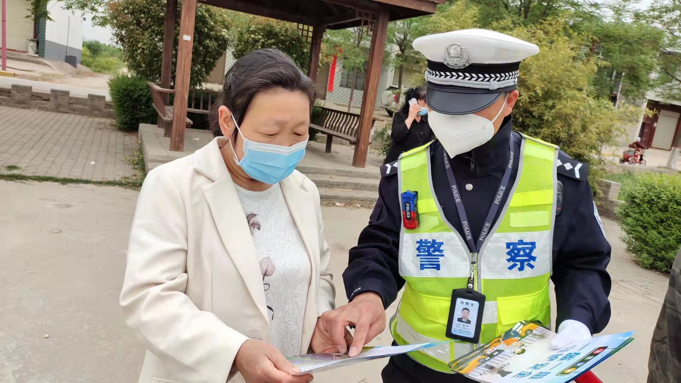 蒲城公安交警交通安全宣传不放松