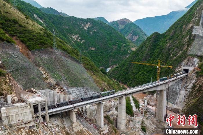 实地探访加紧建设的成昆铁路复线峨眉至冕宁段