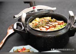 焖饭是中国最原始的美食，既原始、又美味，很多外国友人都爱吃