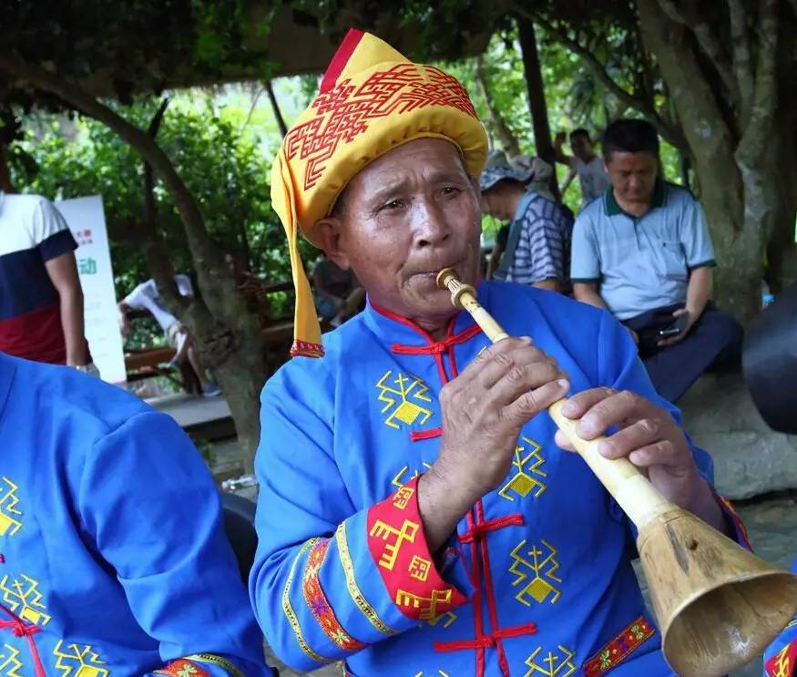 乐手们各自用灼吧,鼻萧,唎咧等黎族乐器演奏出一首首和谐美妙的黎族