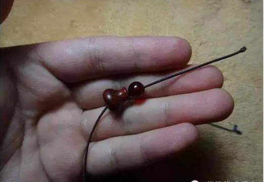 串珠手链怎么打结，佛珠手链打结（有了这个穿珠打结图解）