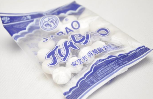 1粒樟脑丸多久消失，衣柜里的樟脑丸为什么会消失（房间放几个樟脑丸合适）