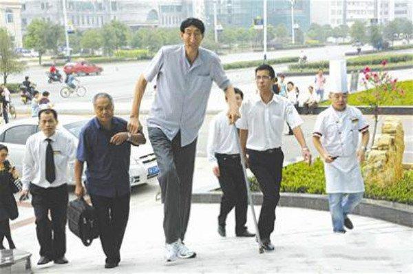 全球3大手最长的人，中国鲍喜顺手大如蒲扇