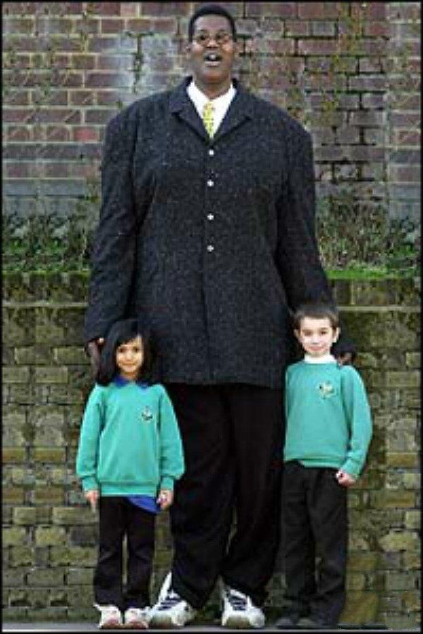 全球3大手最长的人，中国鲍喜顺手大如蒲扇