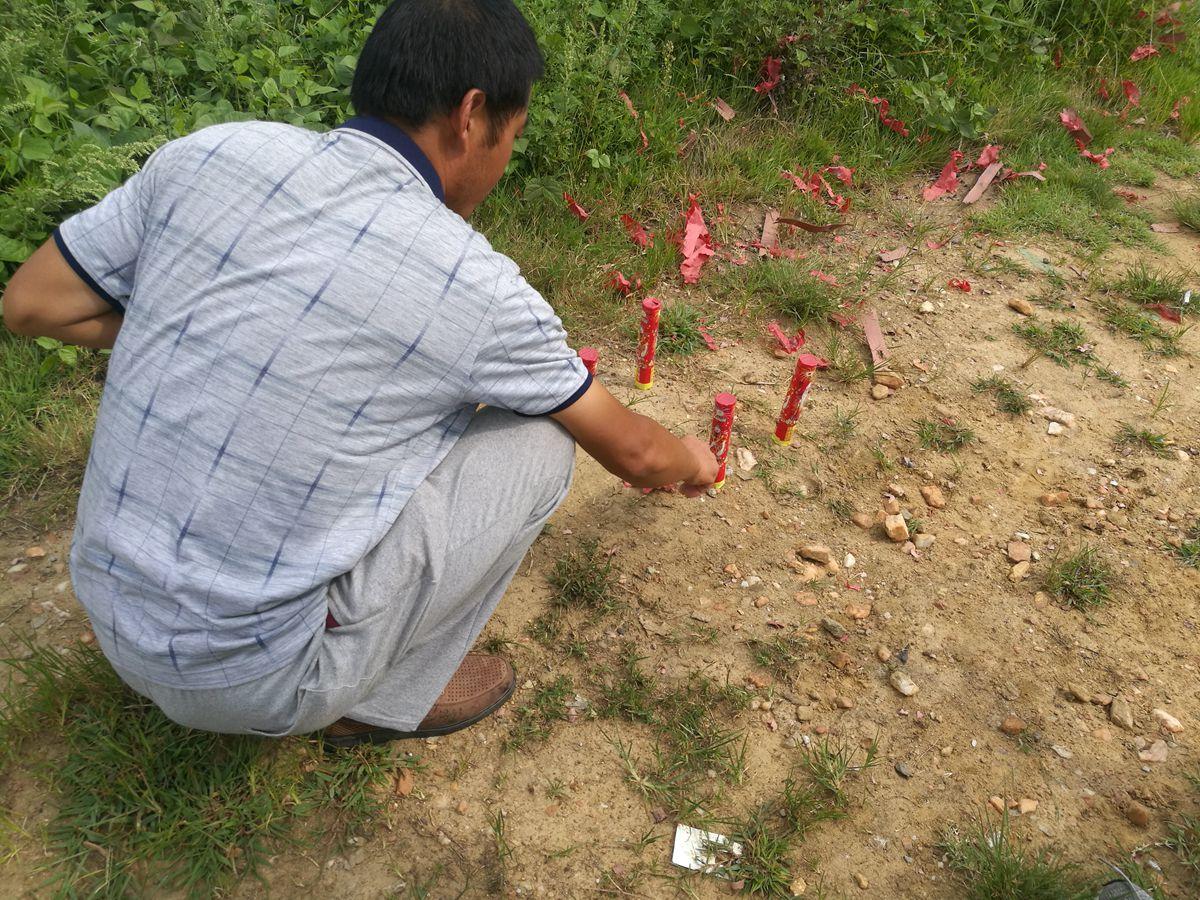 准女大学生回老家上升学喜坟，程序还挺繁琐，你感觉这有必要吗？