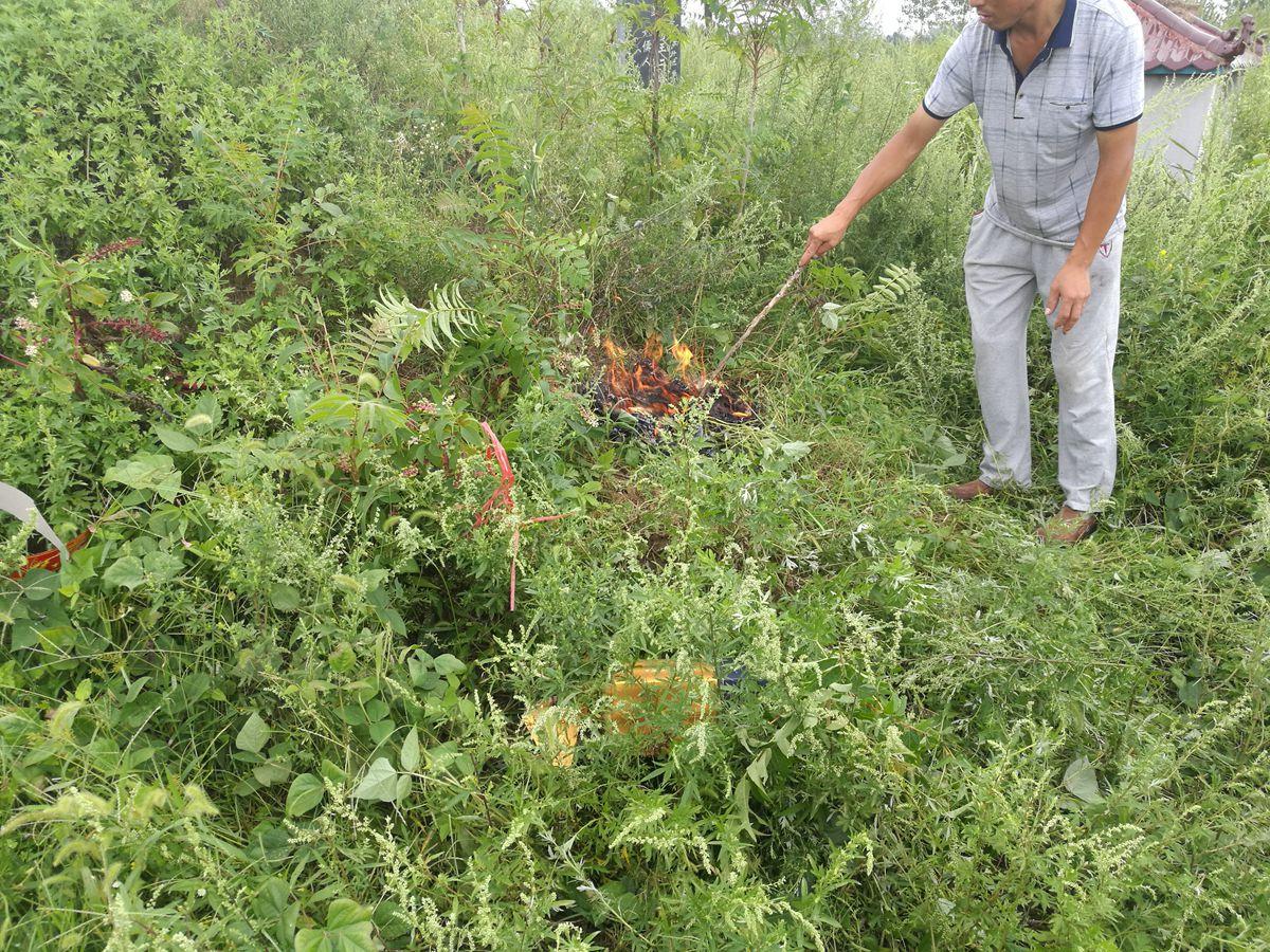 准女大学生回老家上升学喜坟，程序还挺繁琐，你感觉这有必要吗？