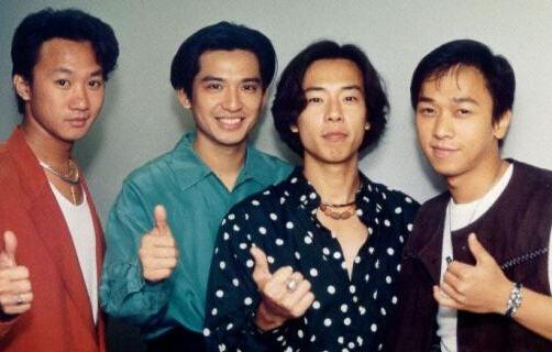 前,在日本北海道一个华人开的歌厅里就出现了一个跛脚的歌手,自称马句