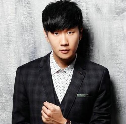 林俊峰比林俊杰大几岁(林俊杰父亲是电信董事,姑父佳能执行官,惊人