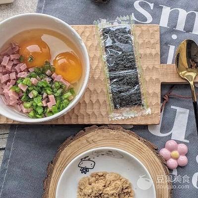 海苔蛋卷的做法步骤，手工海苔蛋卷怎么做（火腿鸡蛋卷伴海苔）