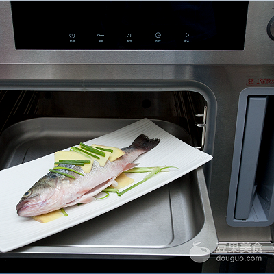 清蒸鲈鱼正宗做法，清蒸鲈鱼的正宗方法（清蒸鲈鱼的做法）