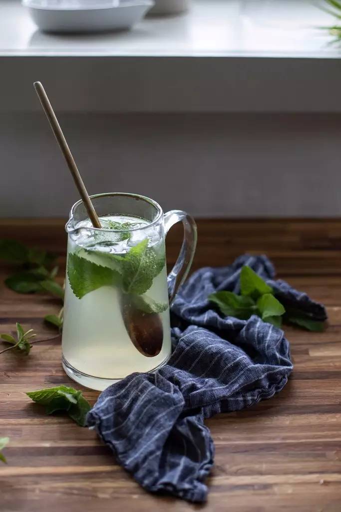 冰糖浆的熬制方法，冰糖怎样熬制糖浆（一个月都不用再买那些满满添加剂的冰镇饮料了）