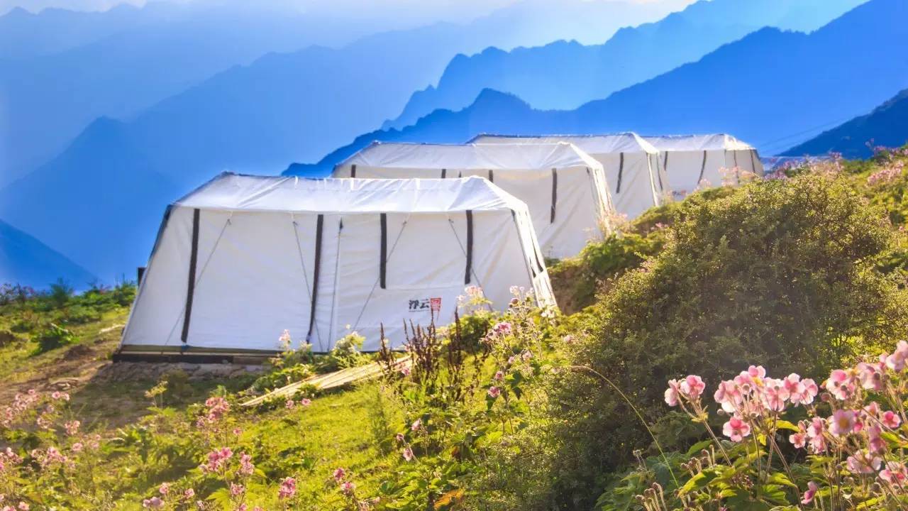 6个汉子在成都附近造了一个如天堂的"浮云牧场")