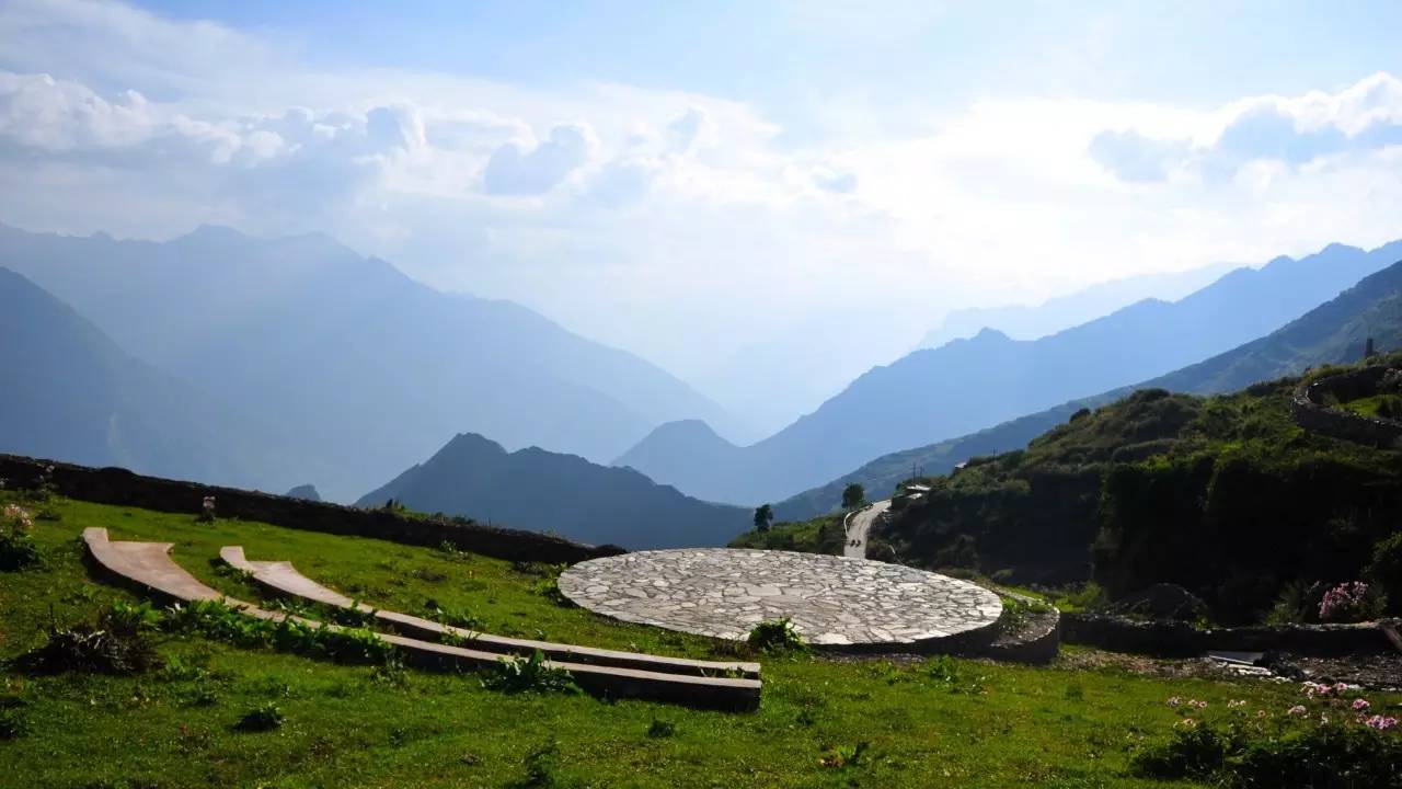 6个汉子在成都附近造了一个如天堂的"浮云牧场")