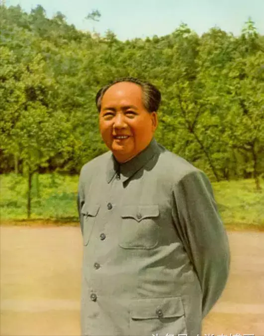 In 1965, Chairman Mao re-entered Jinggang Mountain and climbed high and ...