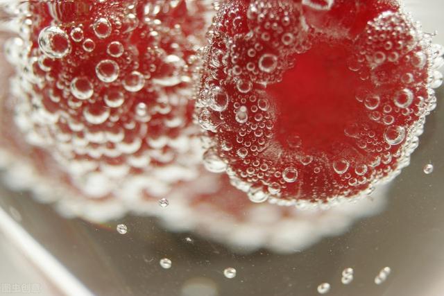 树莓泡酒的功效与作用禁忌，覆盆子干泡水喝的功效与作用及禁忌（酿酒技术：树莓泡酒的制作方法）