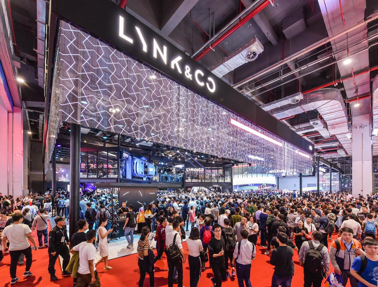 上海国际车展领克展台人气爆棚