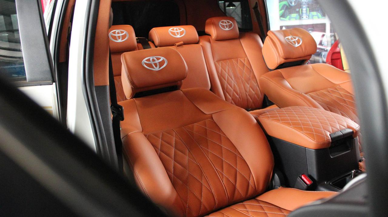 丰田霸道内饰改装鹿皮顶真皮座椅电动沙发床