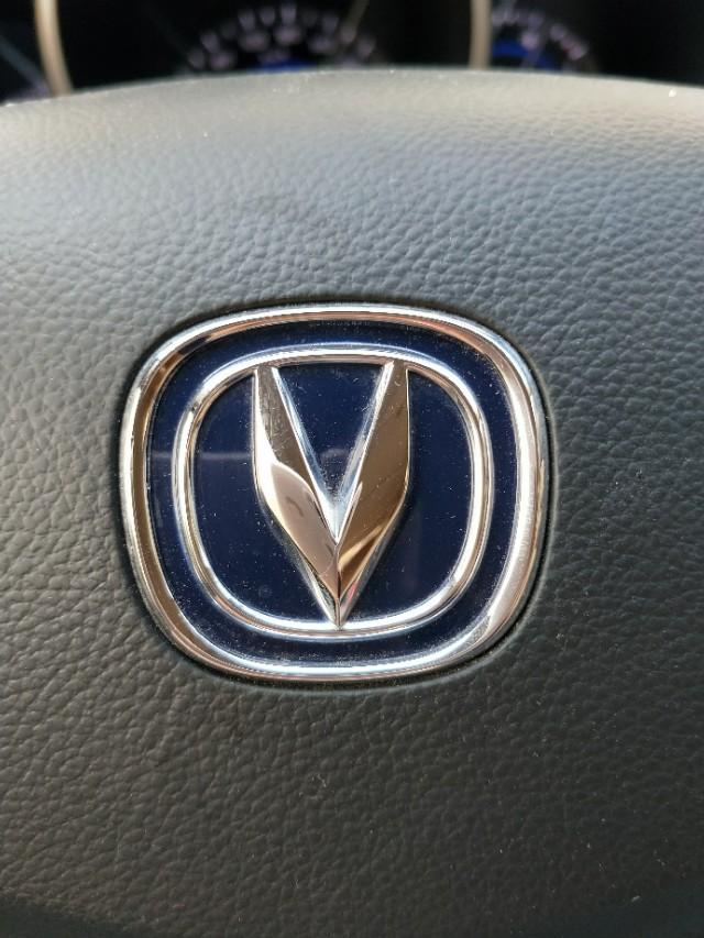 长安逸动方向盘车标以及声音调节键等