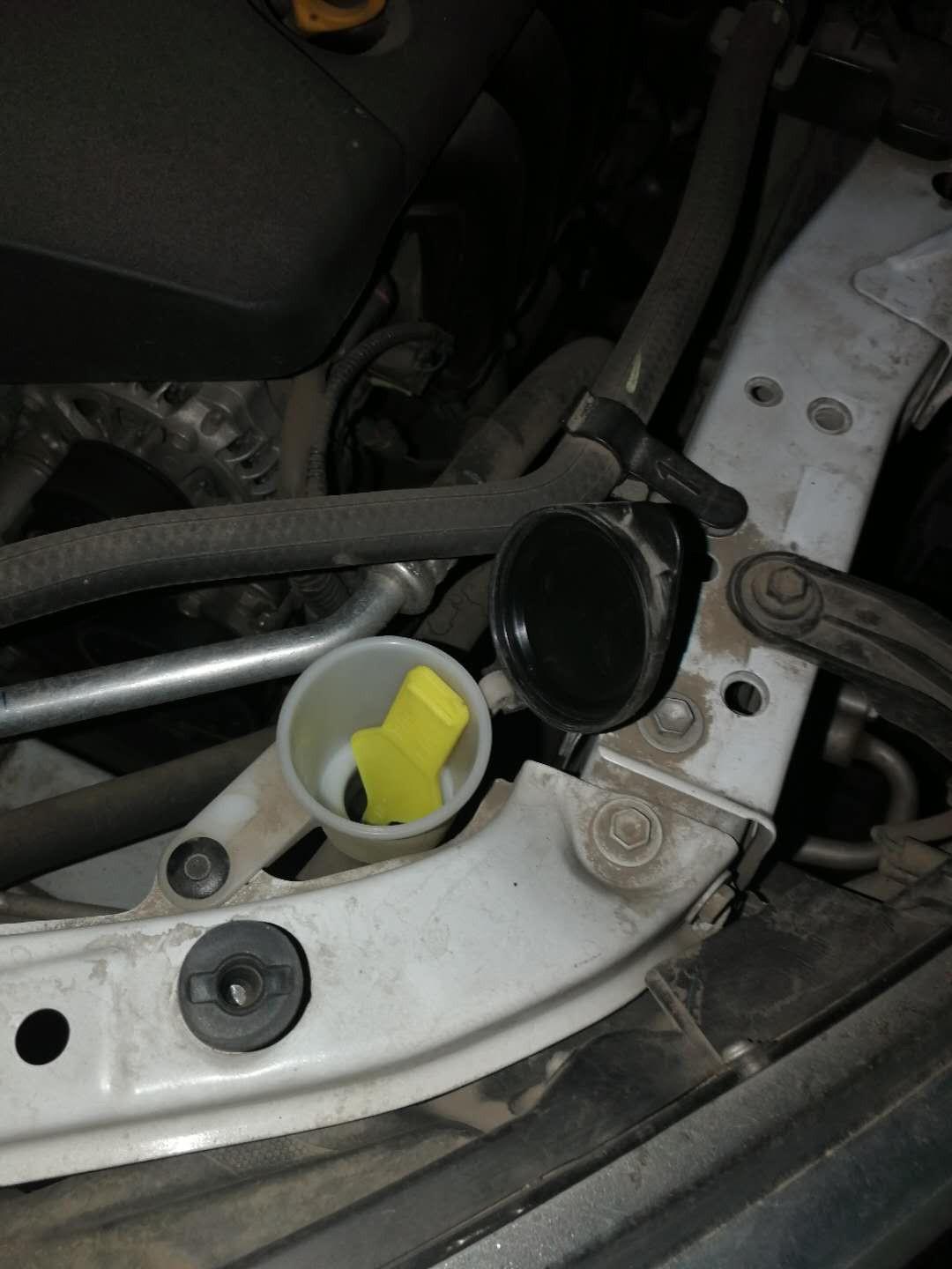 这个是卡罗拉添加玻璃水的加水口,大家看一下_卡罗拉车友圈_懂车帝