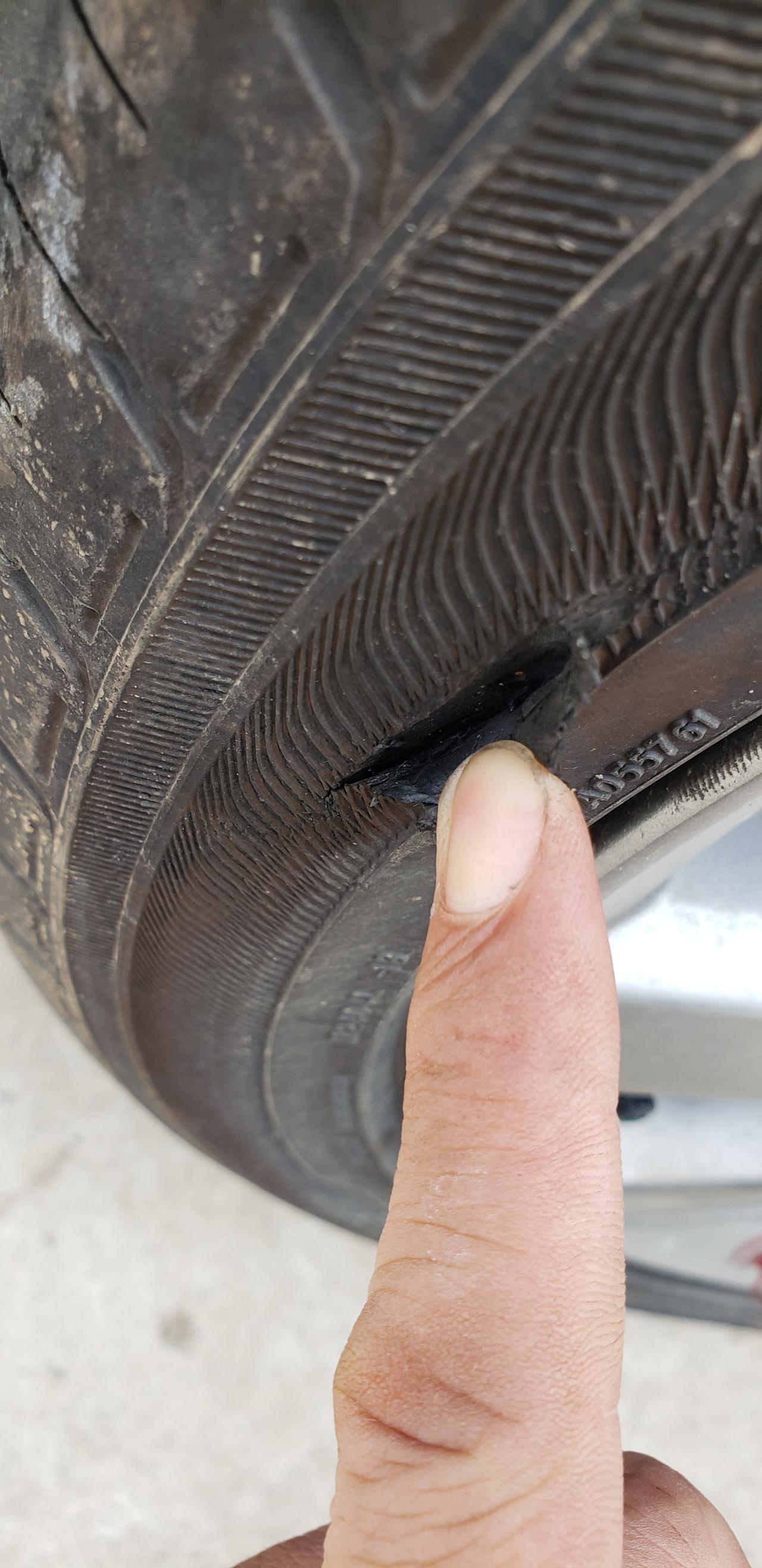 阿特兹22545r19轮胎壁爆裂