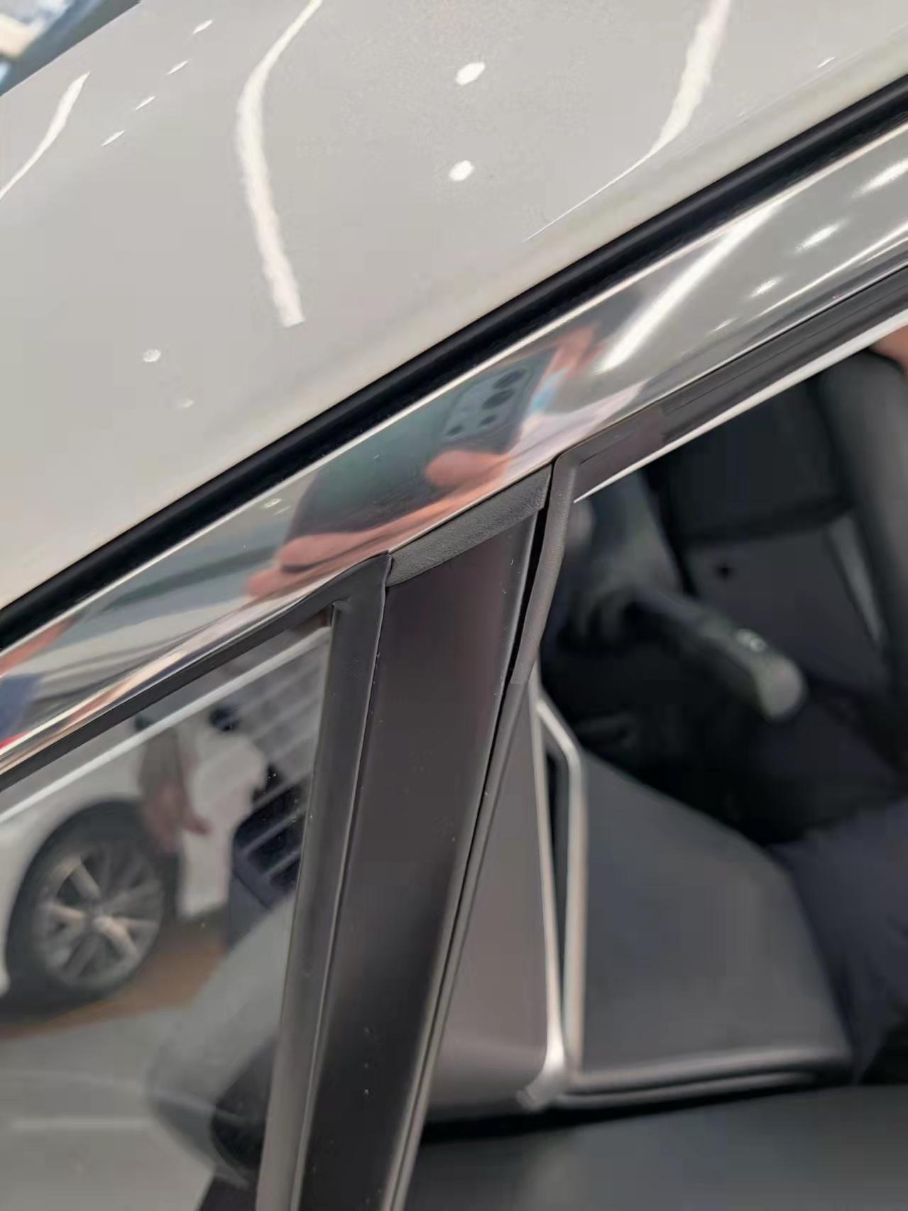 丰田雷凌双擎前车窗密封条开裂变形