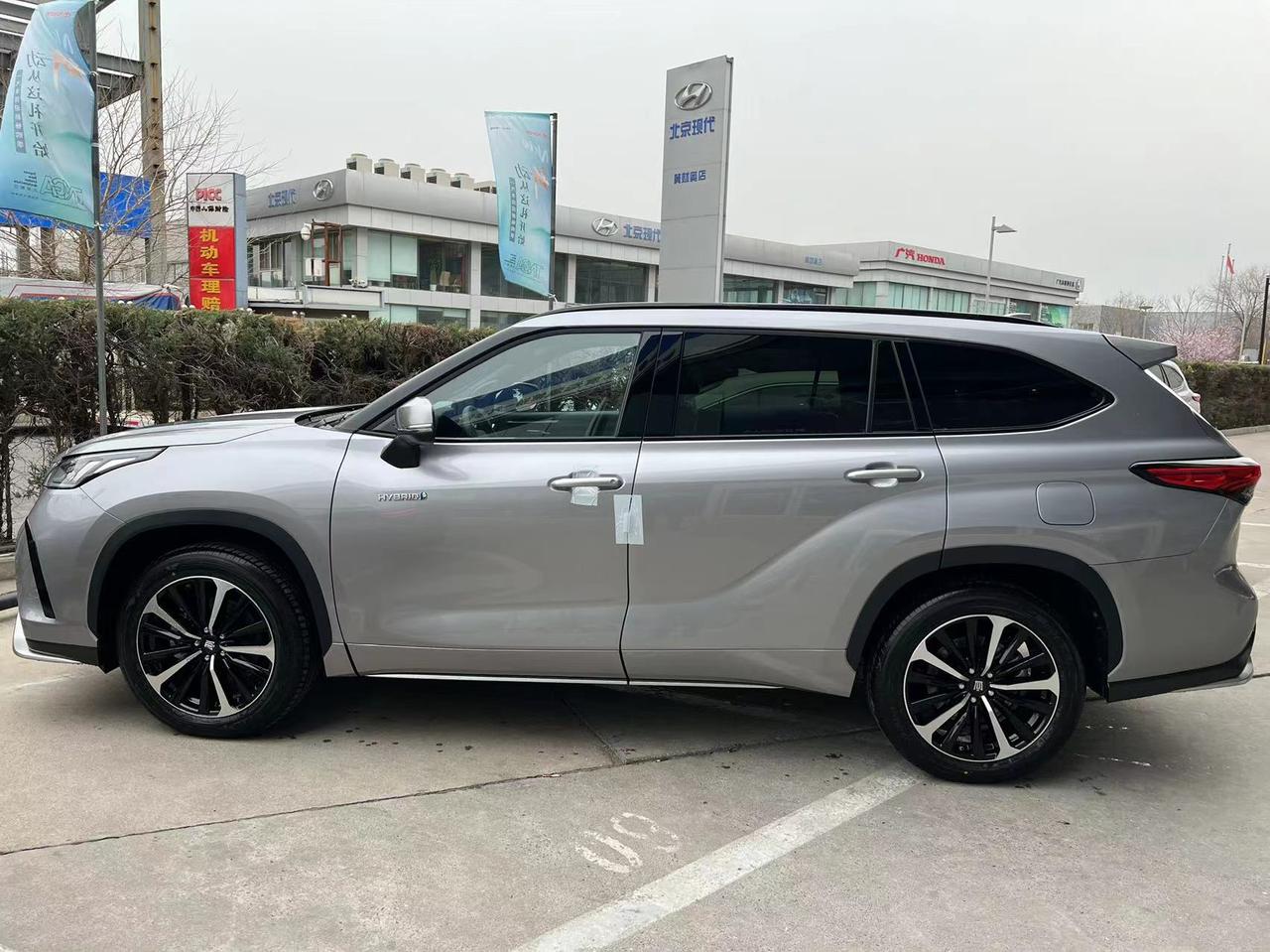 旗舰流光银_皇冠陆放车友圈_sym465_懂车帝