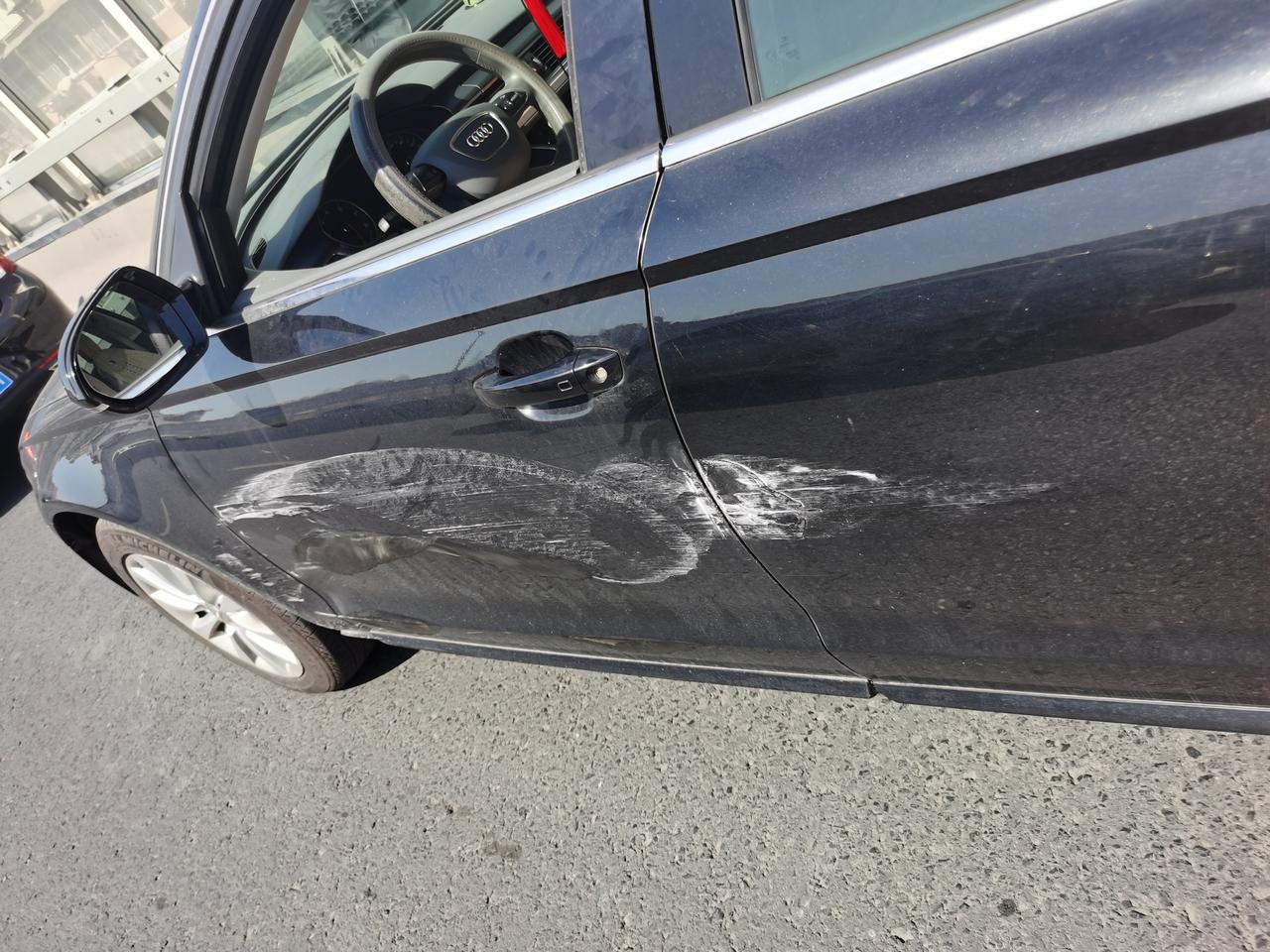 全新君威剐蹭奥迪a6l翼子板钣金喷漆修复