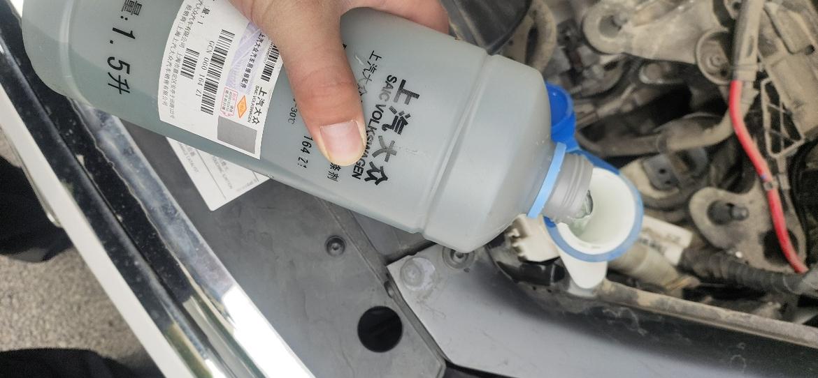 给凌渡加注玻璃水