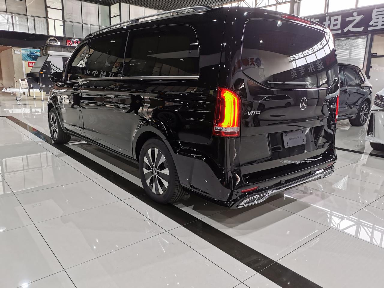 21款奔驰威霆商务升级版整车采用最新设计理念内饰细节和外观大胆尝试