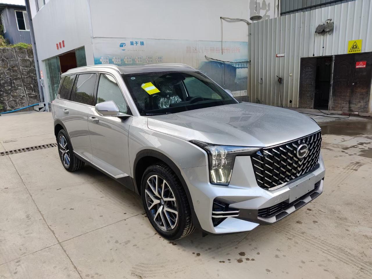 银色新款传祺gs8