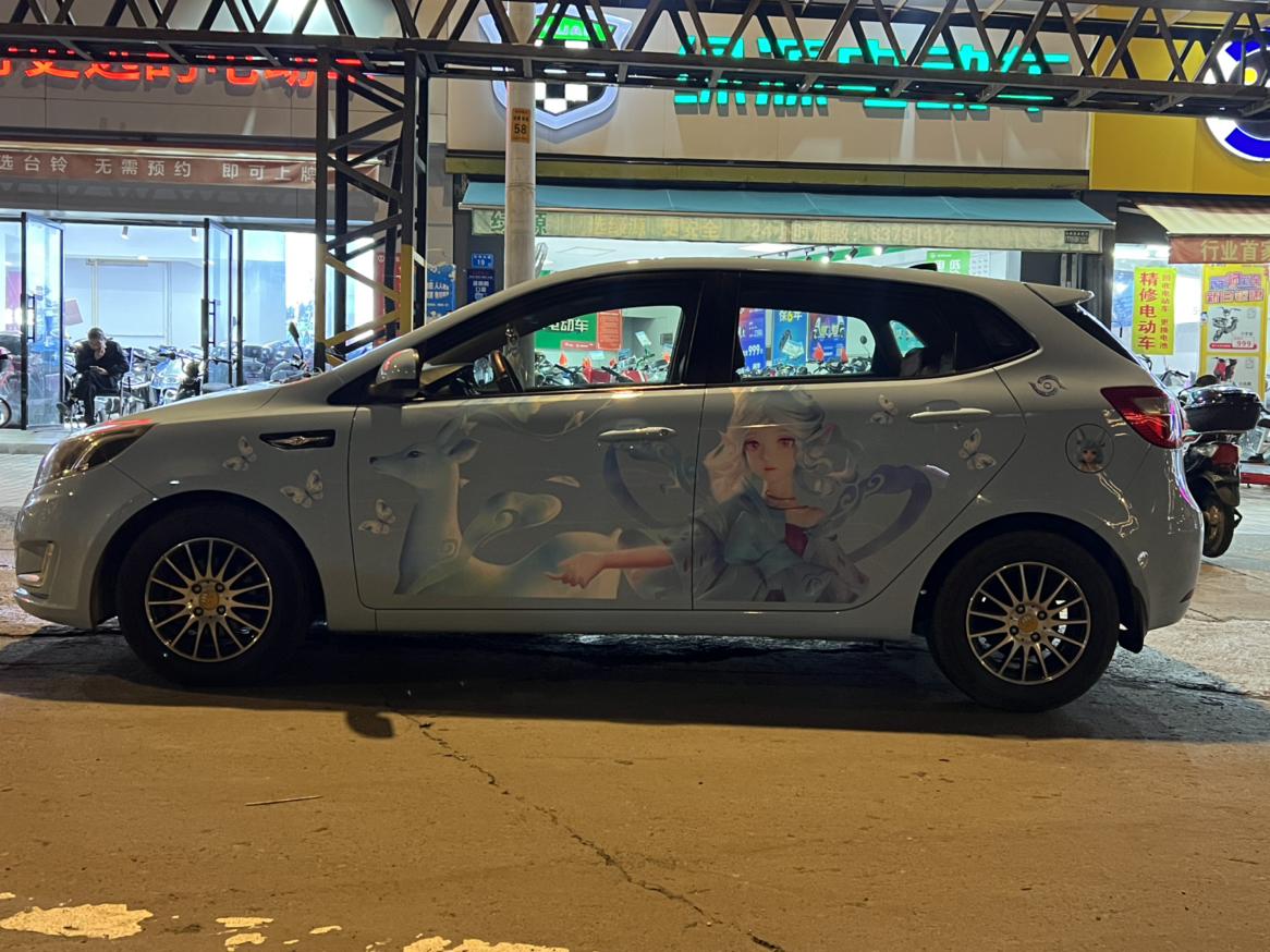 起亚k2两厢车改色拉花