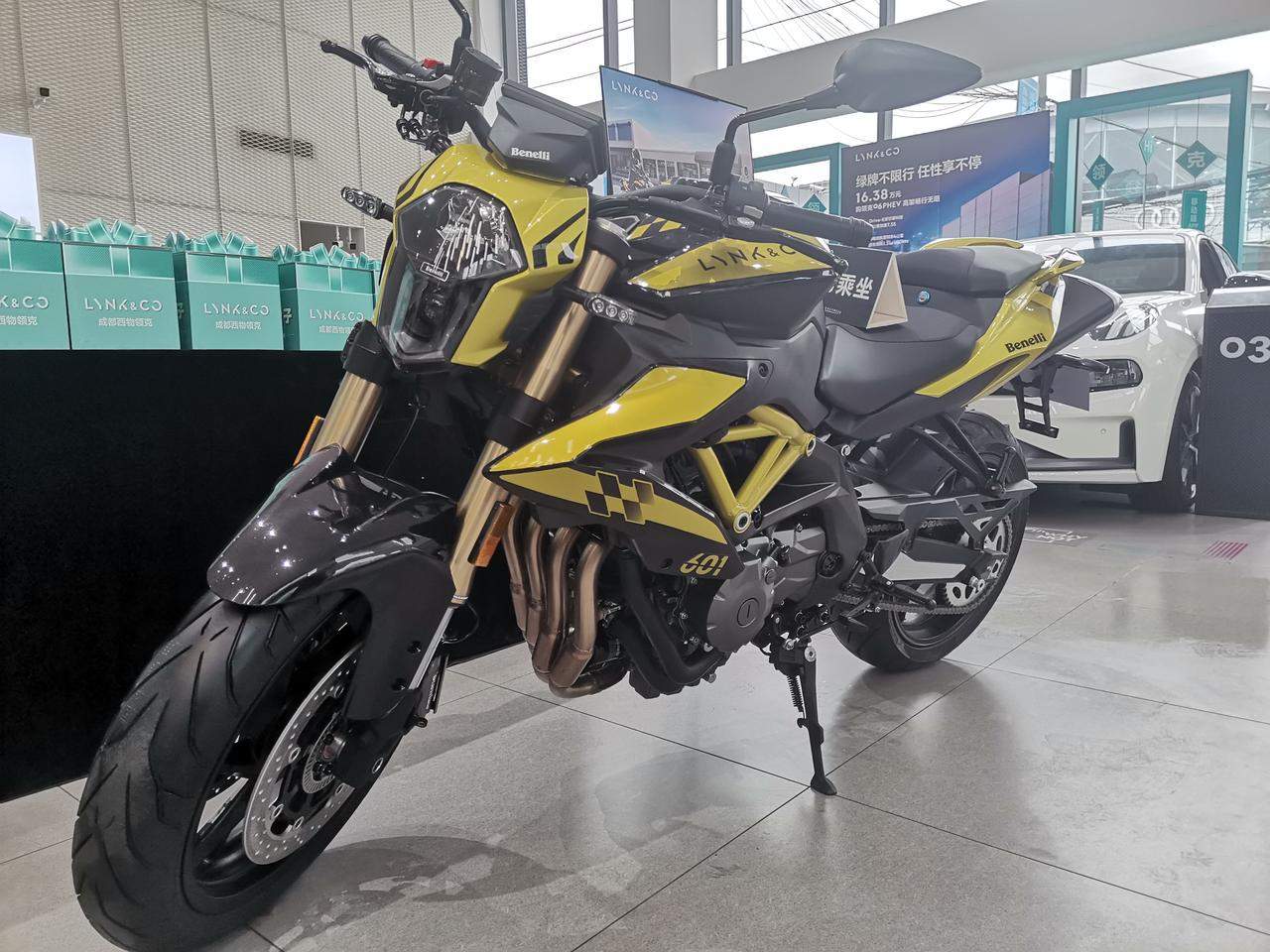 领克03及贝纳利联名摩托车实车到店了
