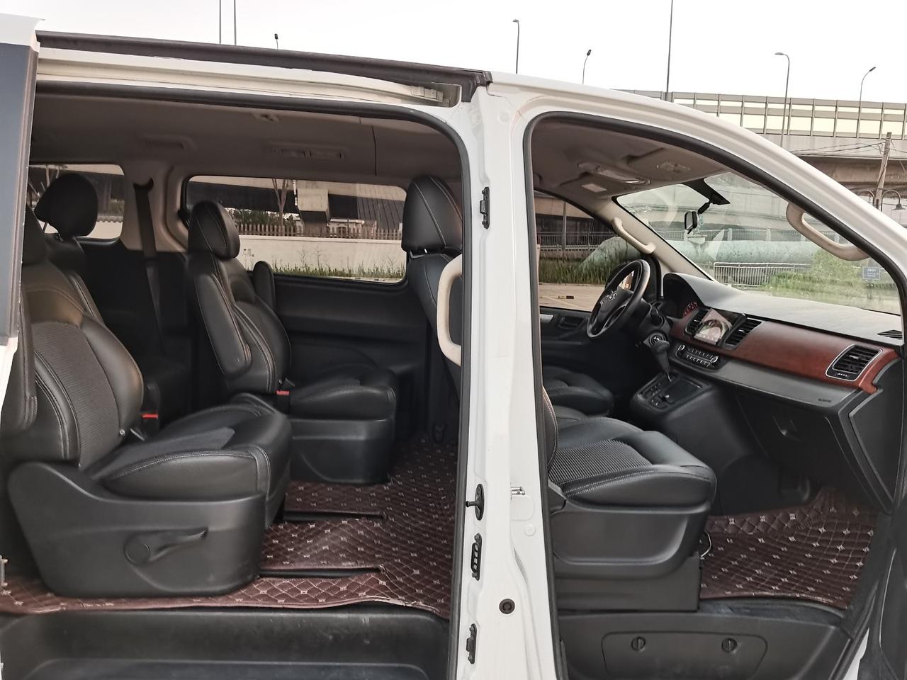 上汽大通g10柴油19t蓝牌9座