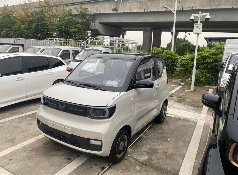 五菱宏光mini和欧拉黑猫926989这是最近比较喜欢看的两种车型