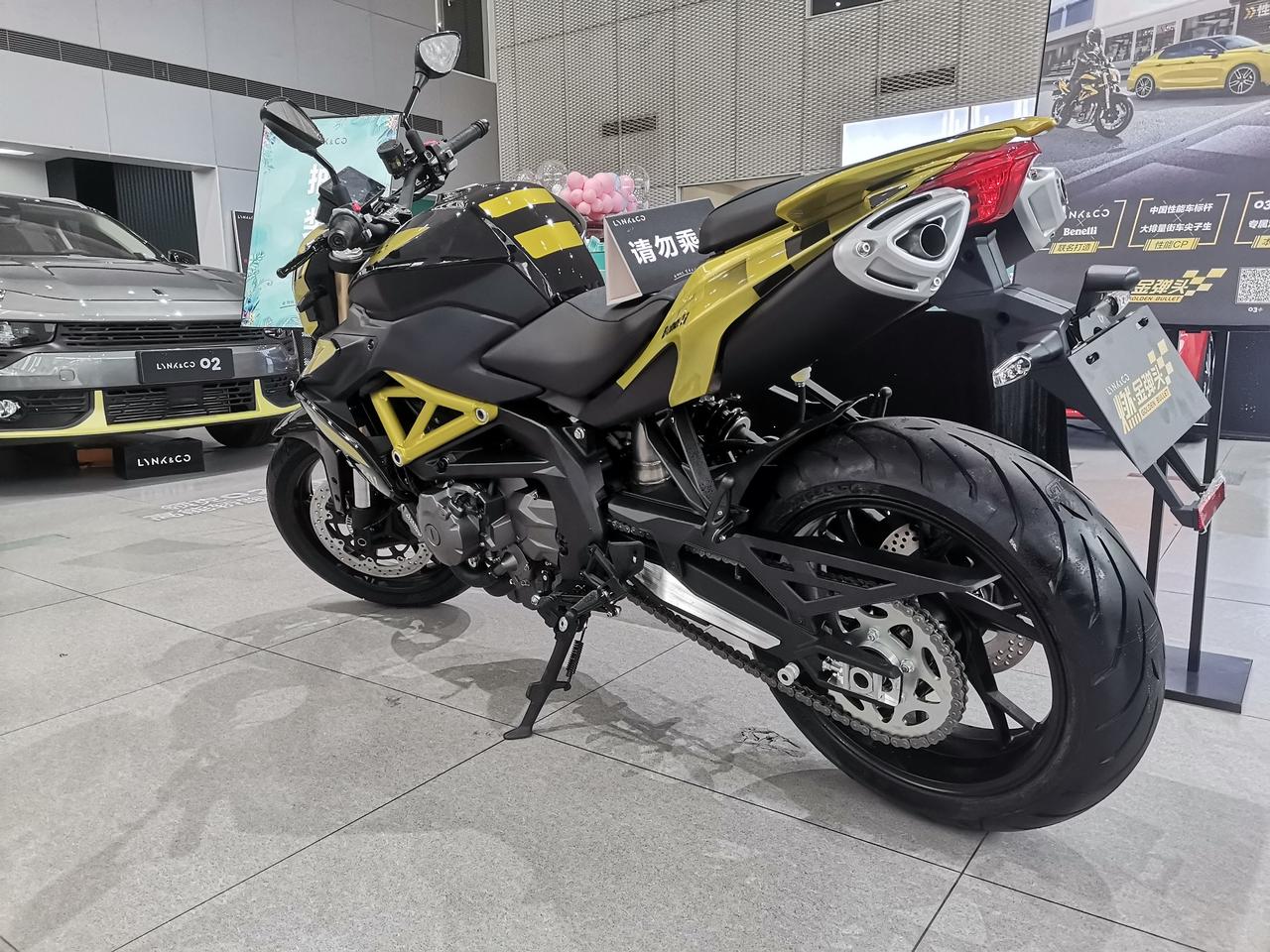 领克03及贝纳利联名摩托车实车到店了