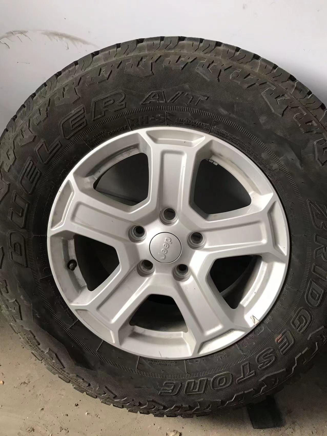 牧马人17寸原车轮毂带胎出售