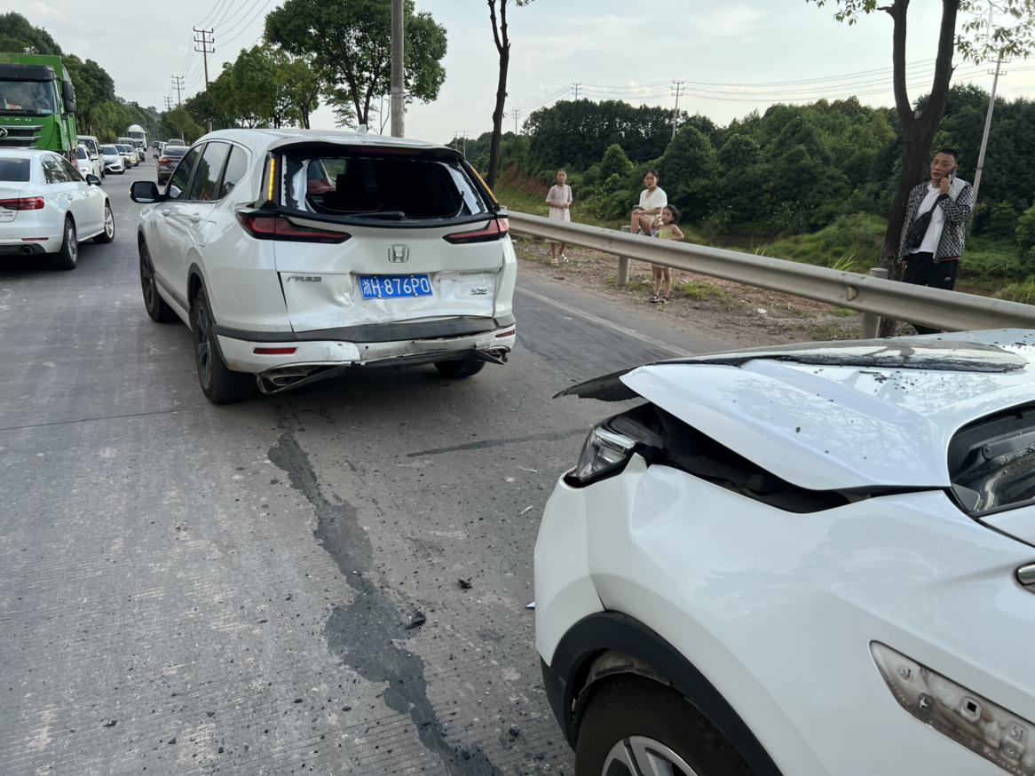 皓影实战三车追尾