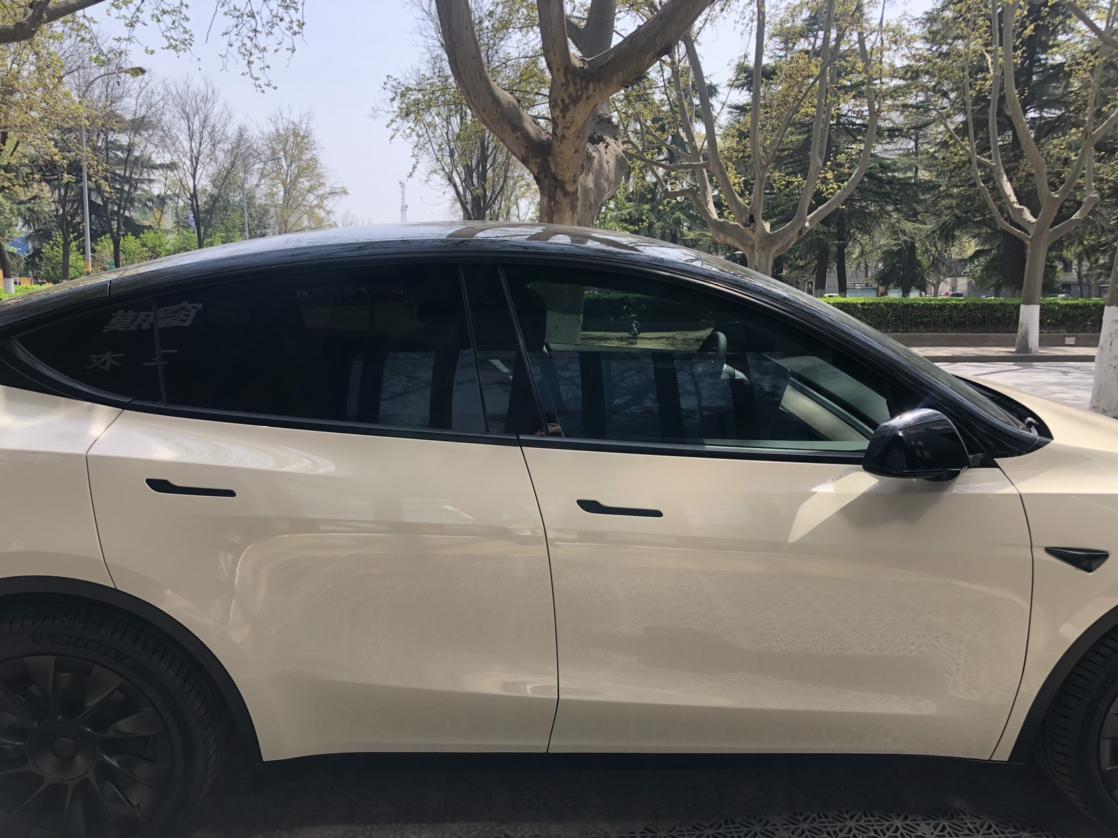 特斯拉modely撒哈拉黄悬浮车顶