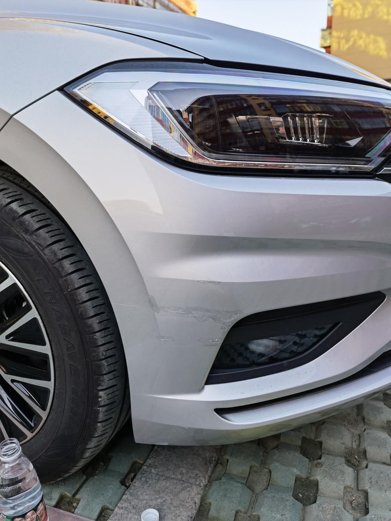 车友们,有没有翼字板刮蹭的,都是怎么整的_速腾车友圈_懂车帝