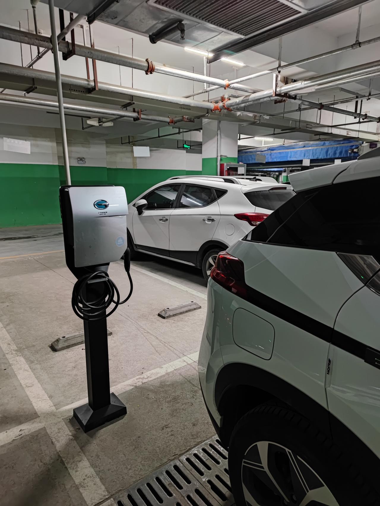 中间车位充电桩安装图