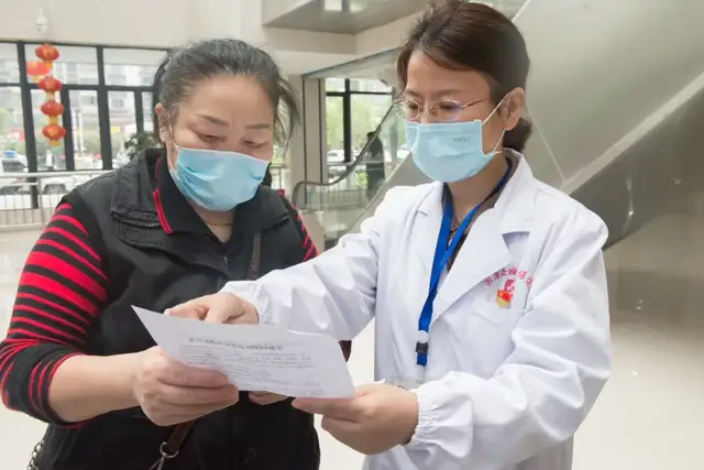 我为群众办实事｜党员先锋助力疫苗接种，暖心服务有温度