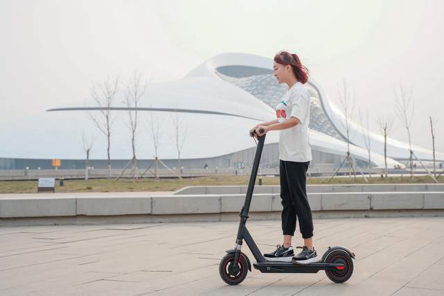 可站可骑稳定安全，超长续航。科洛威L10成人电动滑板车使用感受可站可骑稳定安全，超长续航。科洛威L10成人电动滑板车使用感受