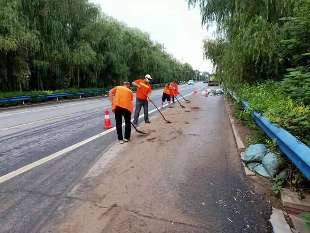 荥阳市交通运输局开展雨后清扫清淤恢复靓丽路容路貌