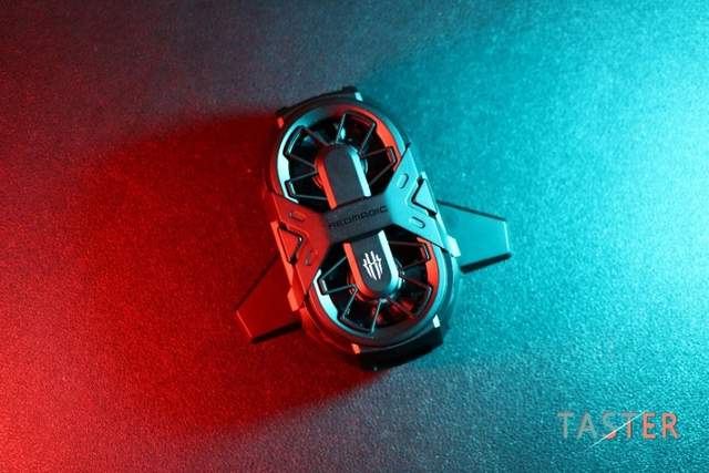 红魔双核散热背夹体验：别人家的是风扇，我家的是空调