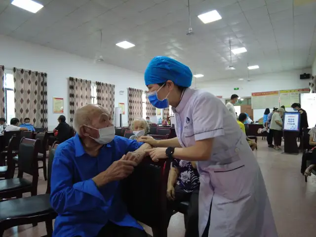 为高龄老人构筑防疫屏障