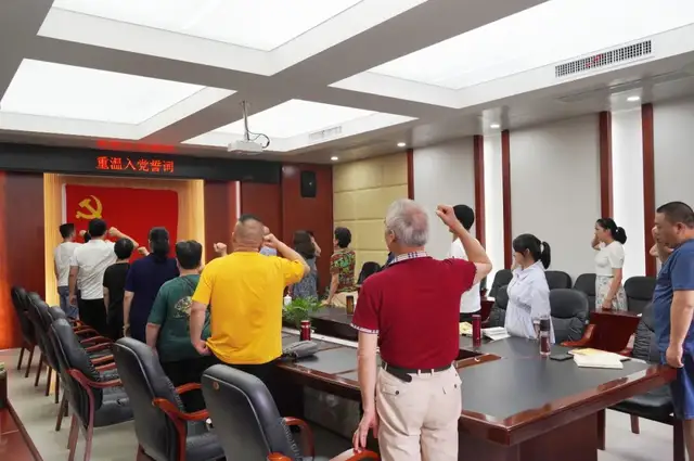 迎“七一”湘潭市救助站全体党员 重温入党誓词