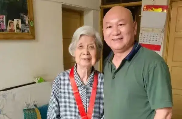 湘潭市住建局“七一”走访慰问老党员和困难党员