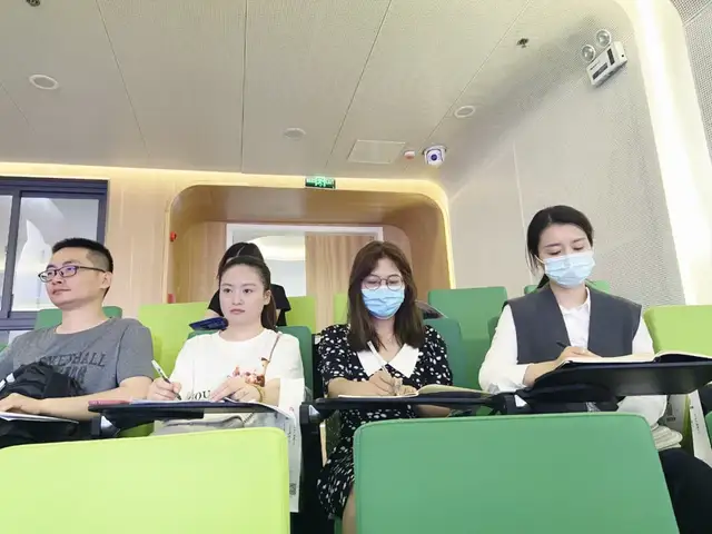 双流区实验小学外国语学校「幸福师路」阅读人，行走在灿烂阳光下