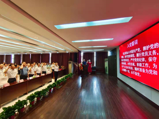 “奋斗百年路 起航新征程”2021年湘潭县中医医院召开“七一”表彰大会
